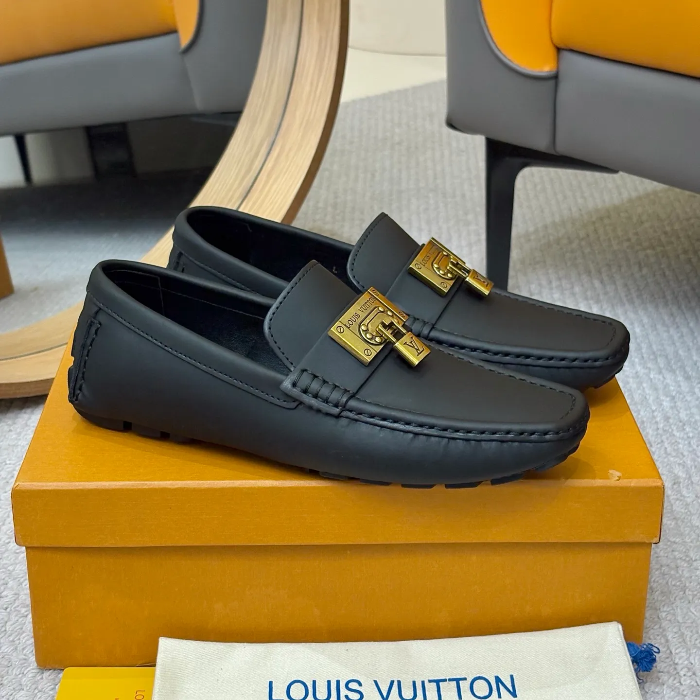 Men's men's shoes 💰420 (Yangli) LV 2⃣️0⃣️2⃣️5️⃣Spring and summer counter GLORIA series models ✈️Original factory special leather production, original last type. A classic driving slip-on casual shoe that shows an elegant style with exquisite craftsmanship details such as Monogram embossing all over the upper🌀Italian imported calfskin fabric Sheepskin foot pads➕Inside～Private mold replica sole Unique style Comfortable driving slip-on Size: 4-12 (38-46) Comes with [Counter packaging: original box, wrapping paper, card, instruction manual, shoehorn, cloth bag] No pressure to enter and leave the counter!